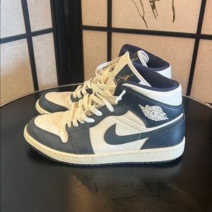 Air Jordan 1 Mid White Metallic Gold Obsidian – 554724-174
